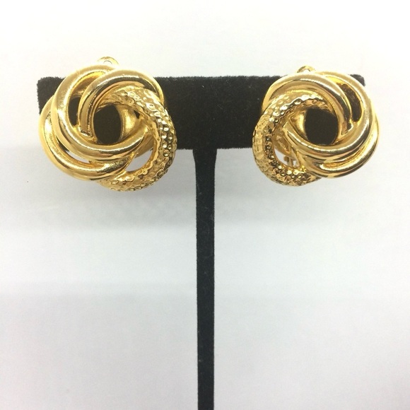3/$30 VINTAGE 80S RUNWAY CLIP ON EARRINGS GOLD TONE SWIRL INTERLOCKING BUTTON - Picture 4 of 17